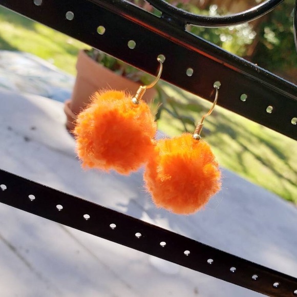 Pompom earrings - Picture 3 of 3